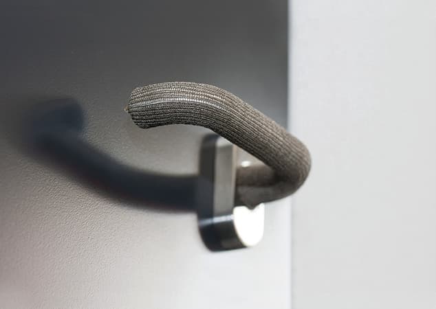 GriffMasche über einem Türdrücker