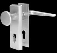 Schildbeschläge mit Türdrücker und Knopf aus dem Katalog.